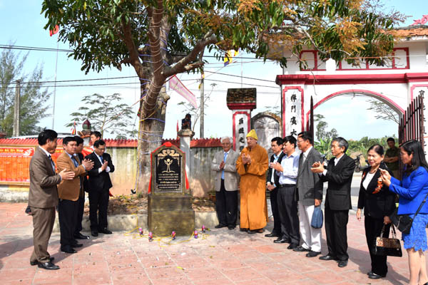 Hải[-]Phòng:[-]Hai[-]cây[-]cổ[-]thụ[-]bên[-]ngôi[-]đền[-]đá[-]linh[-]thiêng[-]nhất[-]của[-]Tiên[-]Lãng[-]được[-]vinh[-]danh[-]Cây[-]Di[-]sản[-]Việt[-]Nam
